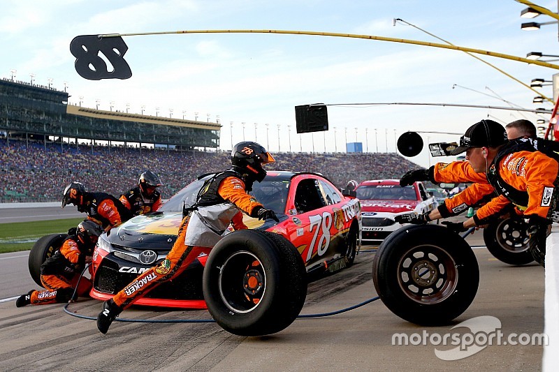 nascar-cup-kansas-2016-martin-truex-jr-furniture-row-racing-toyota-pit-action.jpg
